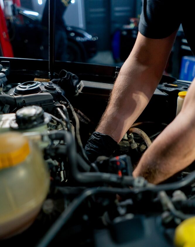 Close,Up,In,A,Car,Service,Center,Master,In,A