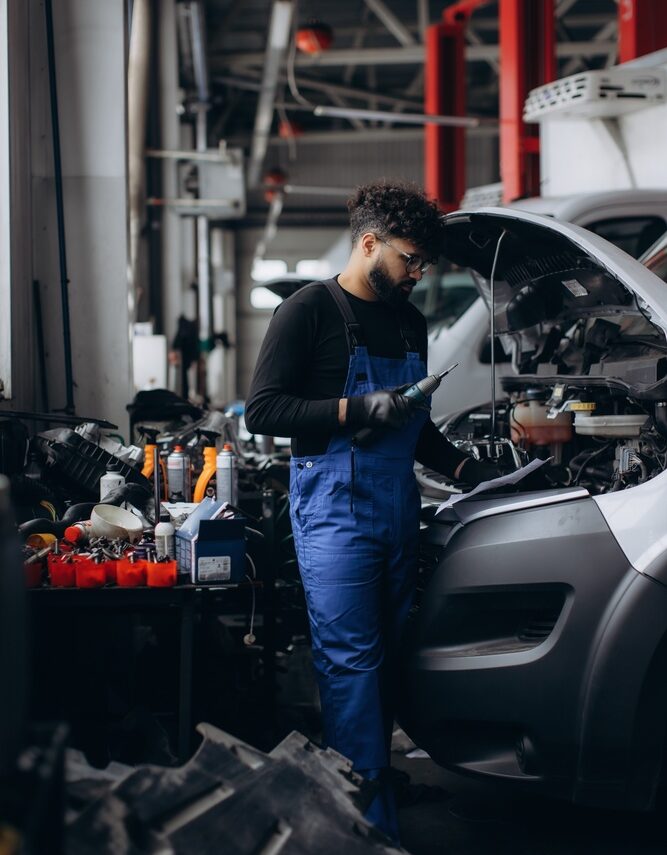 Professional,Mechanic,Performing,Engine,Diagnostic,And,Repair,Services,In,An
